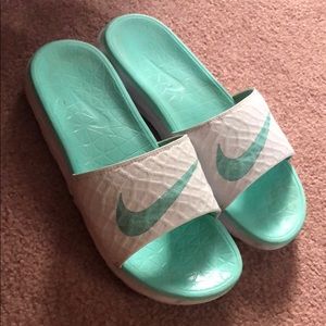 NIKE SLIDES